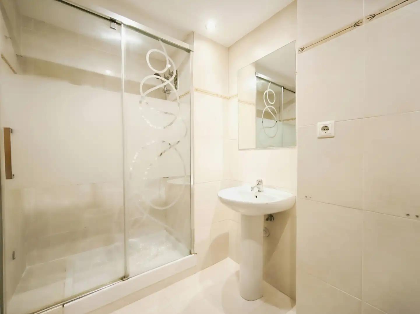 Bathroom of Flat for sale in Plaza Xúquer