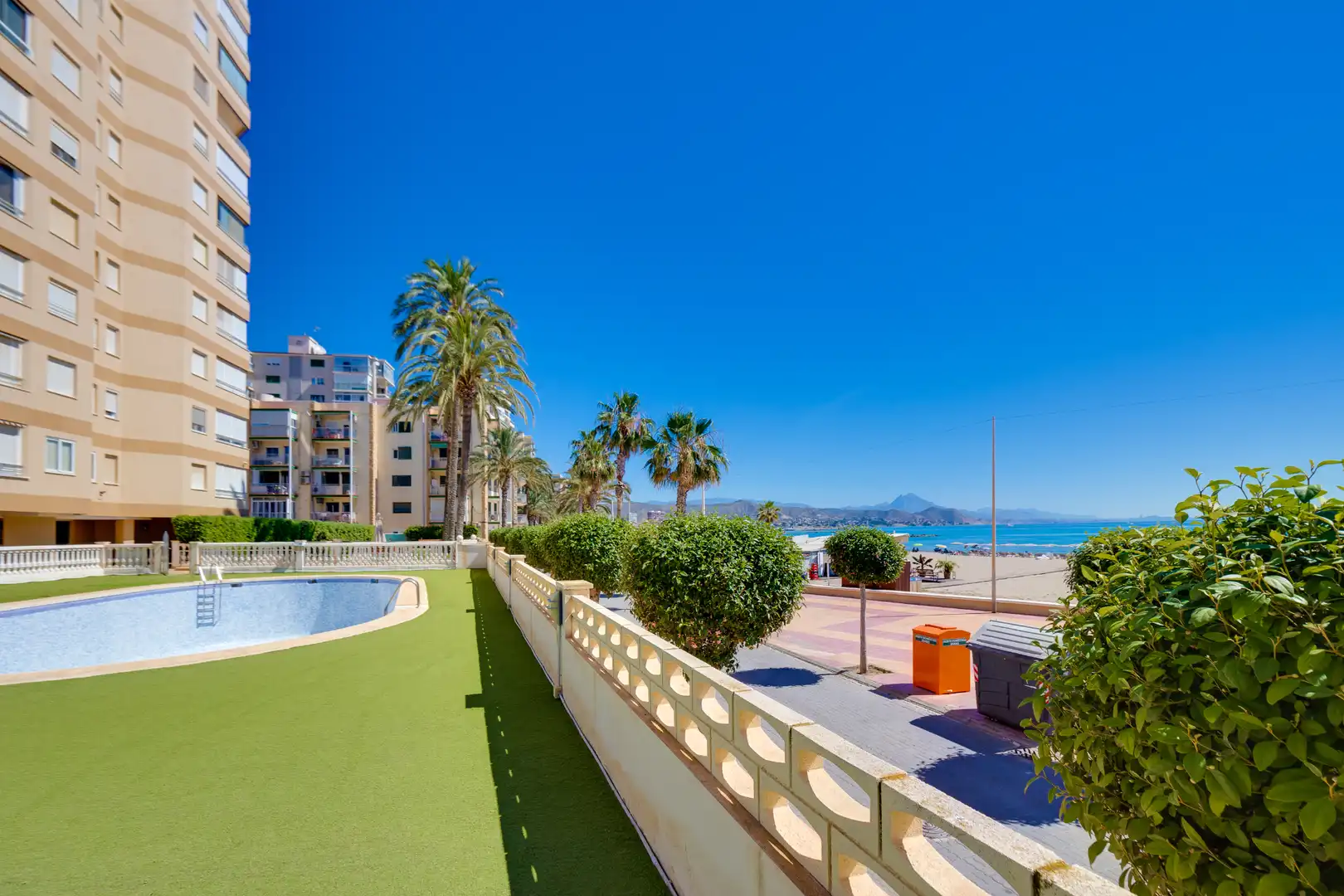 Piscina de Piso en venta en El Campello con Aire acondicionado, Trastero y Piscina comunitaria