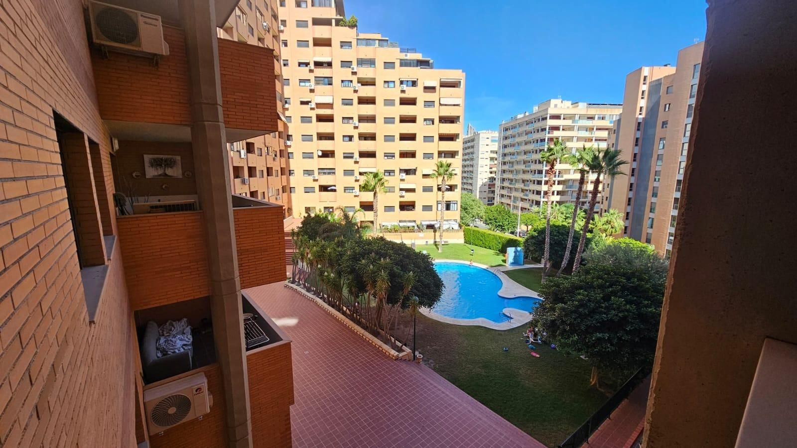 Vista exterior de Apartament en venda en Villajoyosa / La Vila Joiosa amb Jardí privat, Terrassa i Traster