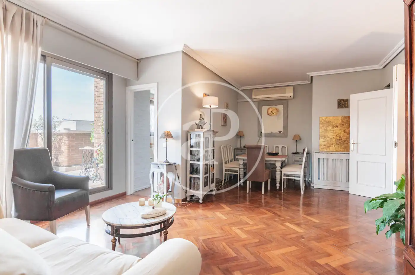 Sala d'estar de Àtic de lloguer en Madrid amb Aire condicionat, Calefacció i Jardí privat