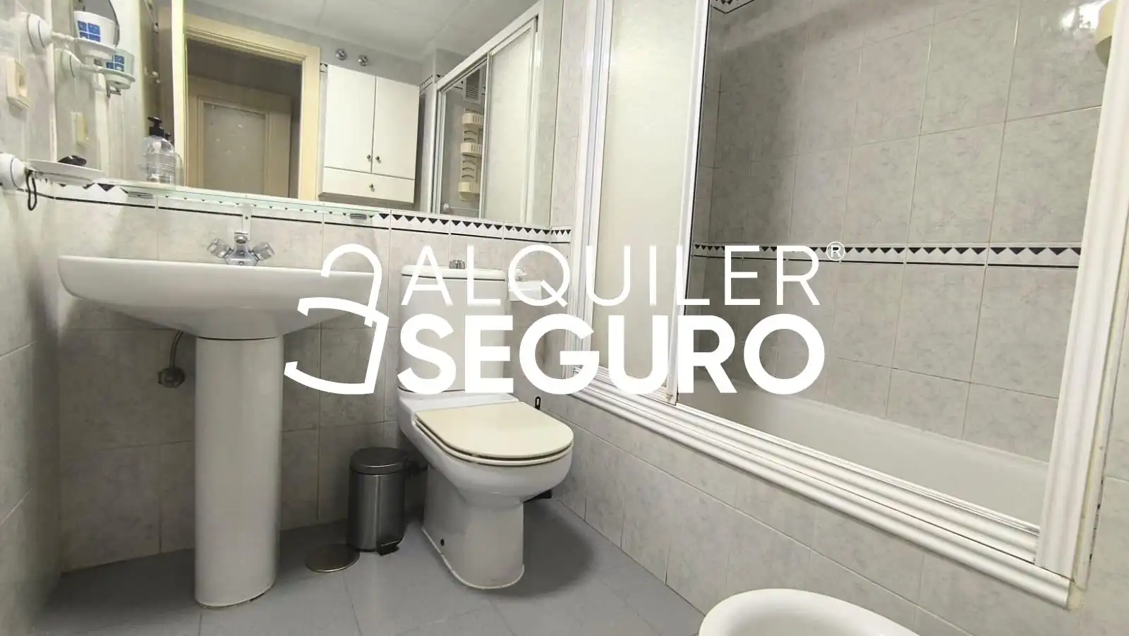 Bany de Pis de lloguer en Sevilla amb Aire condicionat, Terrassa i Piscina