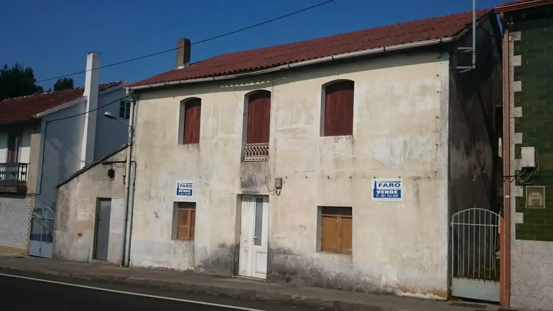 Vista exterior de Casa adosada en venda en Outes amb Jardí privat