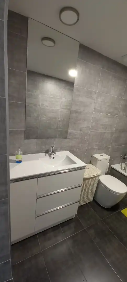 Badezimmer von Einfamilien-Reihenhaus zum Verkauf in Colmenar Viejo mit Klimaanlage, Heizung und Privatgarten