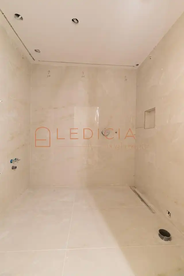 Bathroom of Flat for sale in Vigo   with Heating, Terrace and Furnished