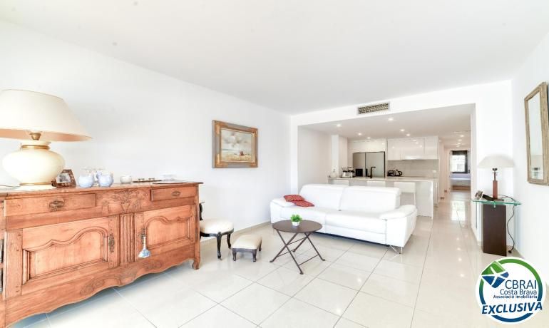 Living room of Planta baja for sale in Roses  with Heating, Furnished and Community pool