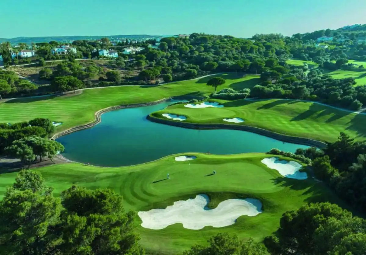 Vista exterior de Casa o xalet en venda en Sotogrande amb Aire condicionat, Jardí privat i Terrassa