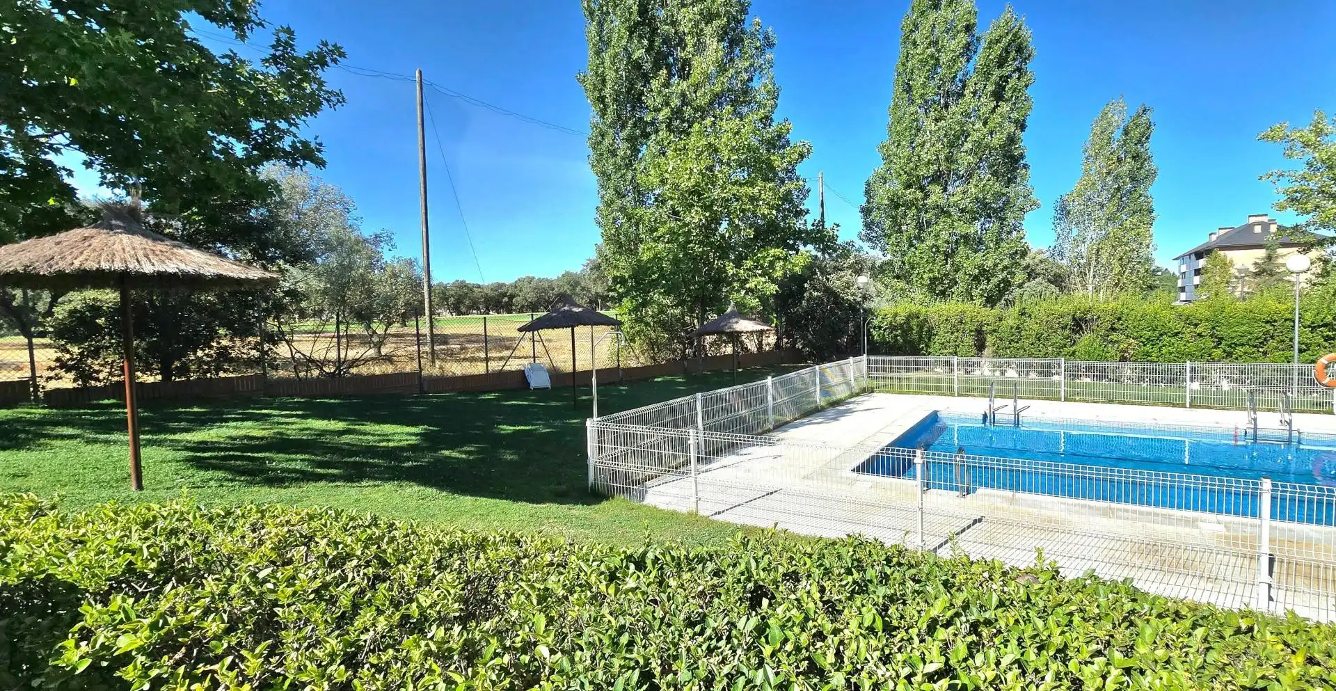 Piscina de Piso en venta en Las Rozas de Madrid con Calefacción, Terraza y Piscina comunitaria