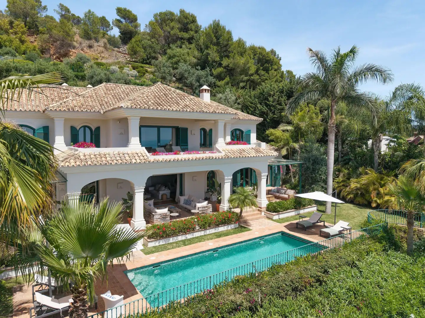 Vista exterior de Casa o xalet en venda en Marbella amb Aire condicionat, Calefacció i Jardí privat