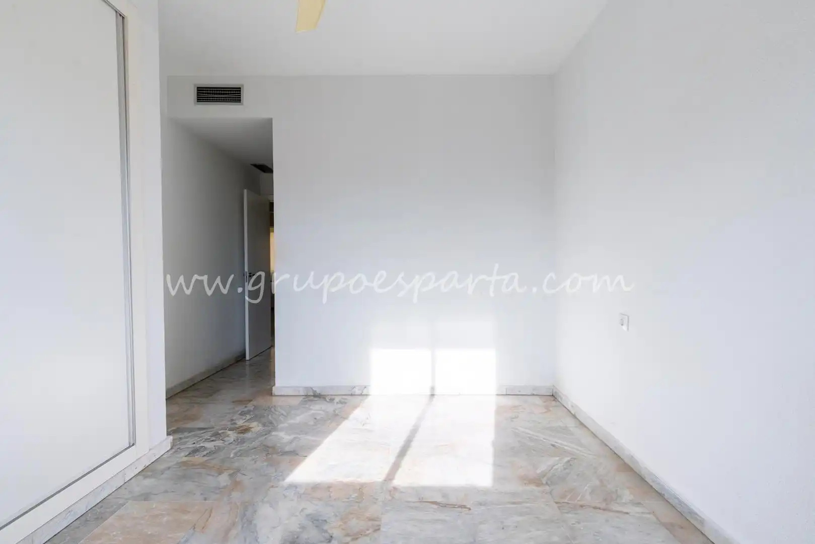 Flat for sale in Sevilla  with Air Conditioner and Balcony