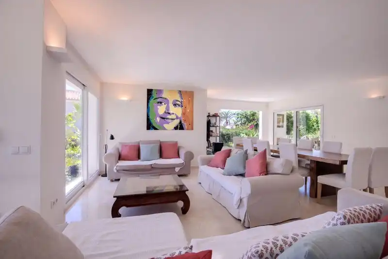 Sala d'estar de Casa o xalet de lloguer en Marbella amb Aire condicionat, Jardí privat i Terrassa