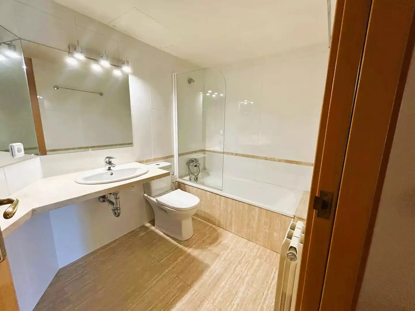 Badezimmer von Wohnung zur Miete in Girona mit Klimaanlage, Heizung und Parkett
