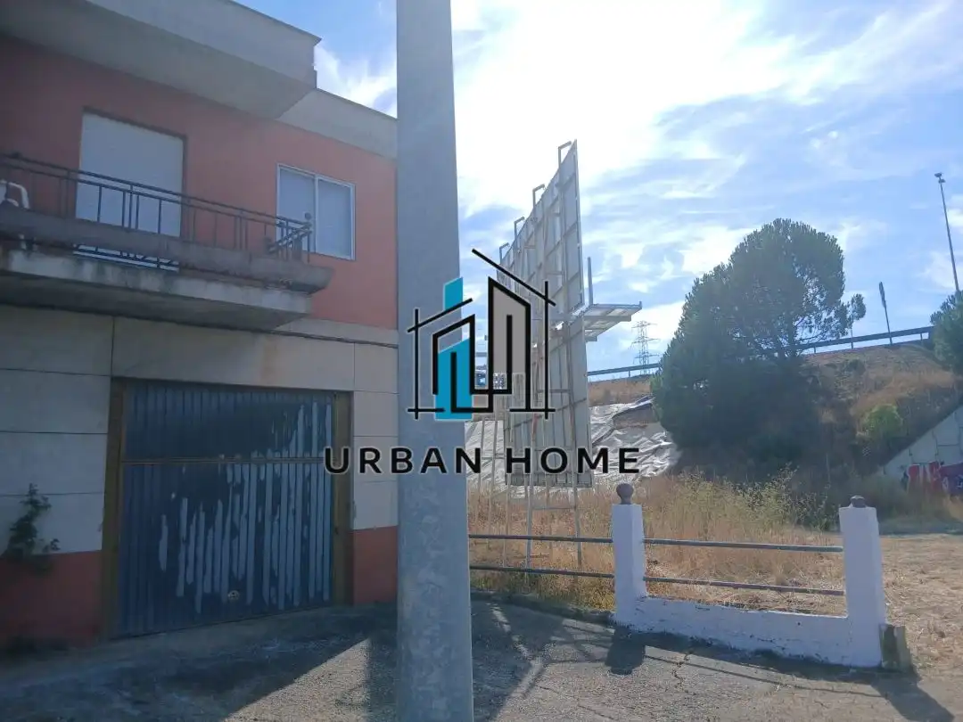 Vista exterior de Casa o xalet en venda en León Capital  amb Calefacció i Jardí privat