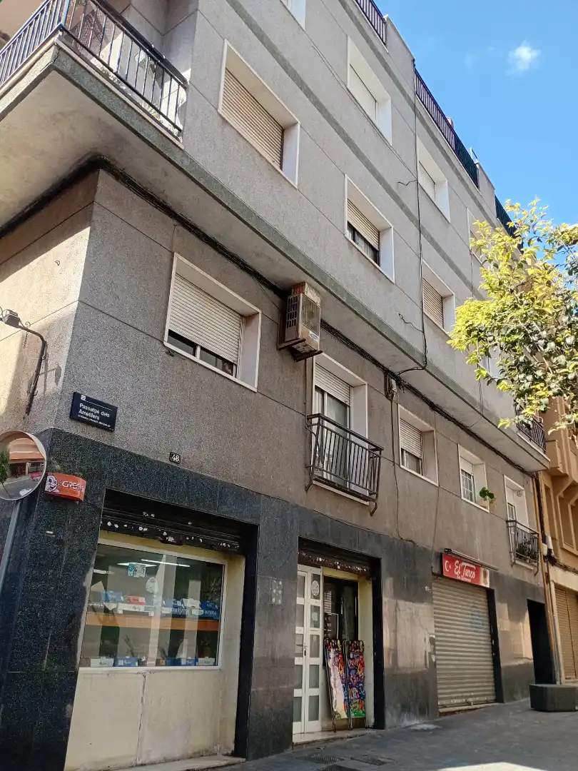 Exterior view of Commercial properties for sale in Esplugues de Llobregat