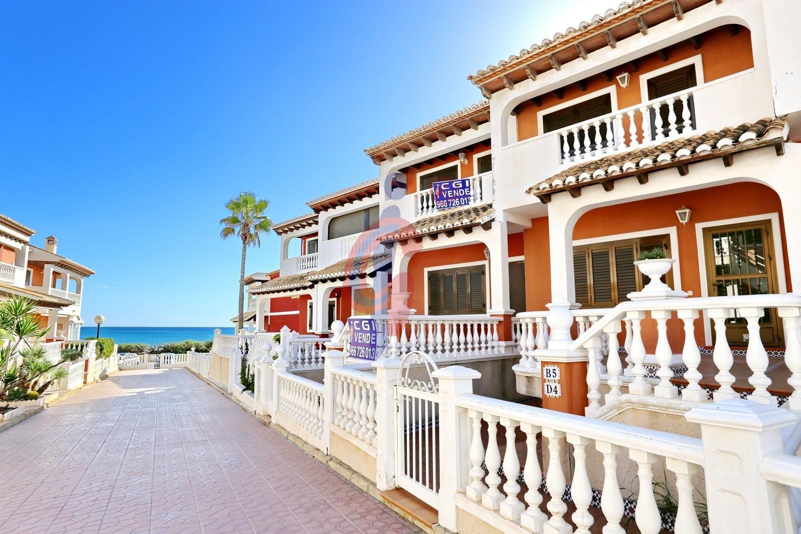 Vista exterior de Casa adosada en venda en Guardamar del Segura amb Aire condicionat, Calefacció i Terrassa