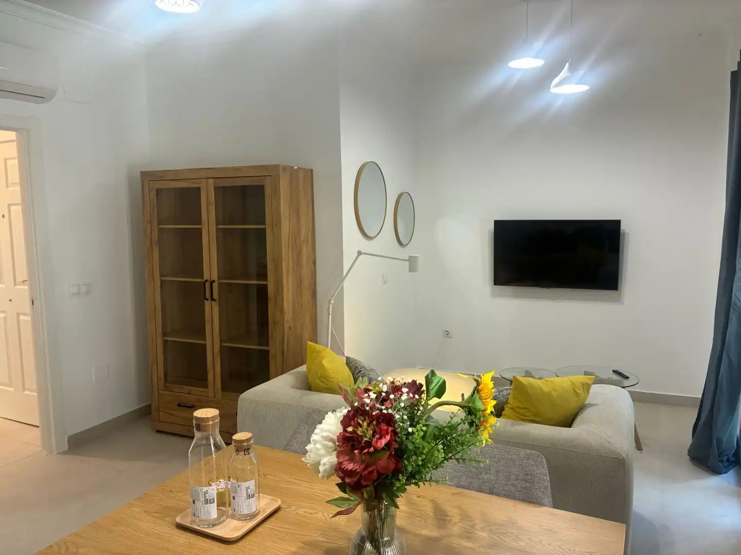 Sala d'estar de Pis de lloguer en Málaga amb Aire condicionat i Moblat