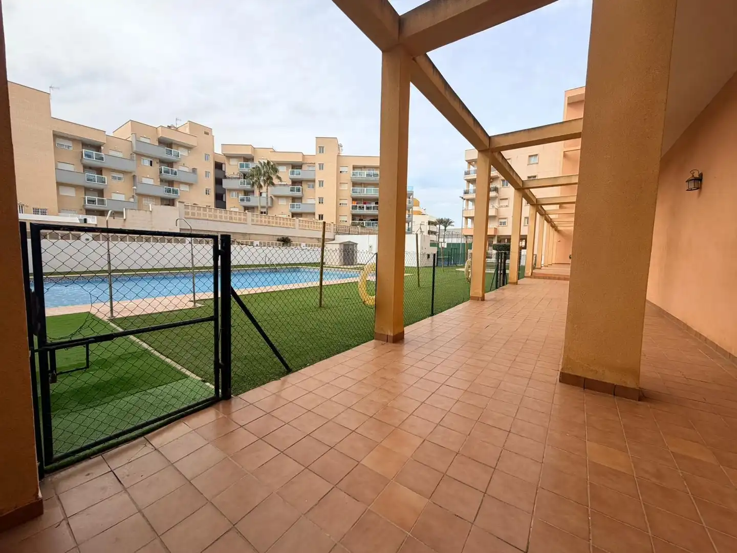 Terrasse von Wohnung zum Verkauf in Roquetas de Mar mit Klimaanlage, Möbliert und Gemeinschaftspool