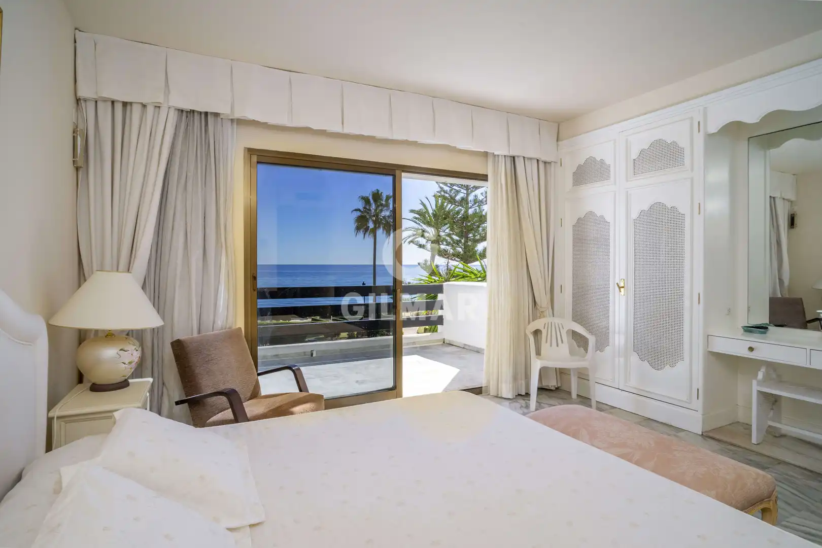 Schlafzimmer von Einfamilien-Reihenhaus zum Verkauf in Marbella mit Heizung, Privatgarten und Schwimmbad