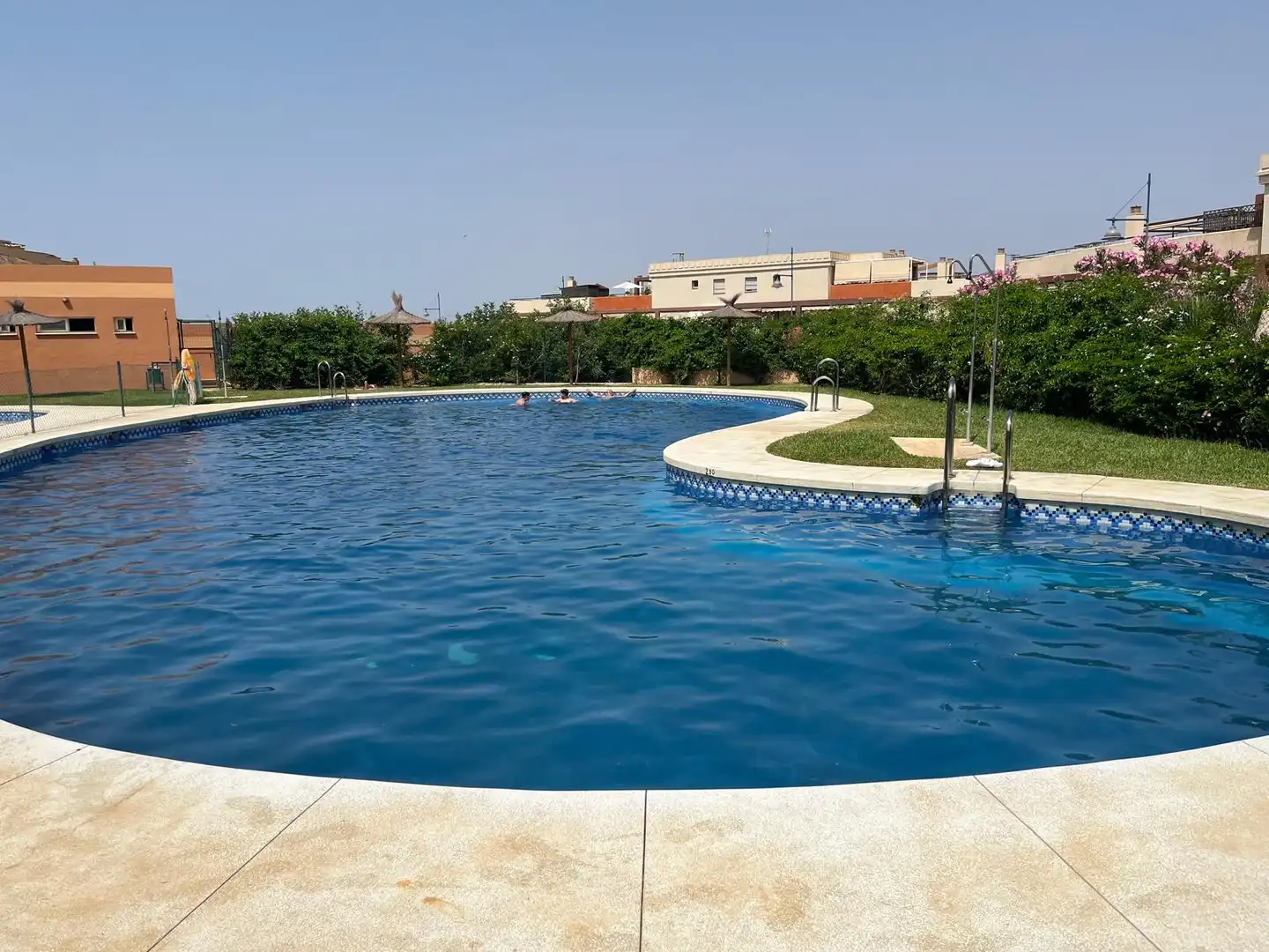 Piscina de Casa adosada en venta en Vélez-Málaga con Aire acondicionado, Calefacción y Jardín privado