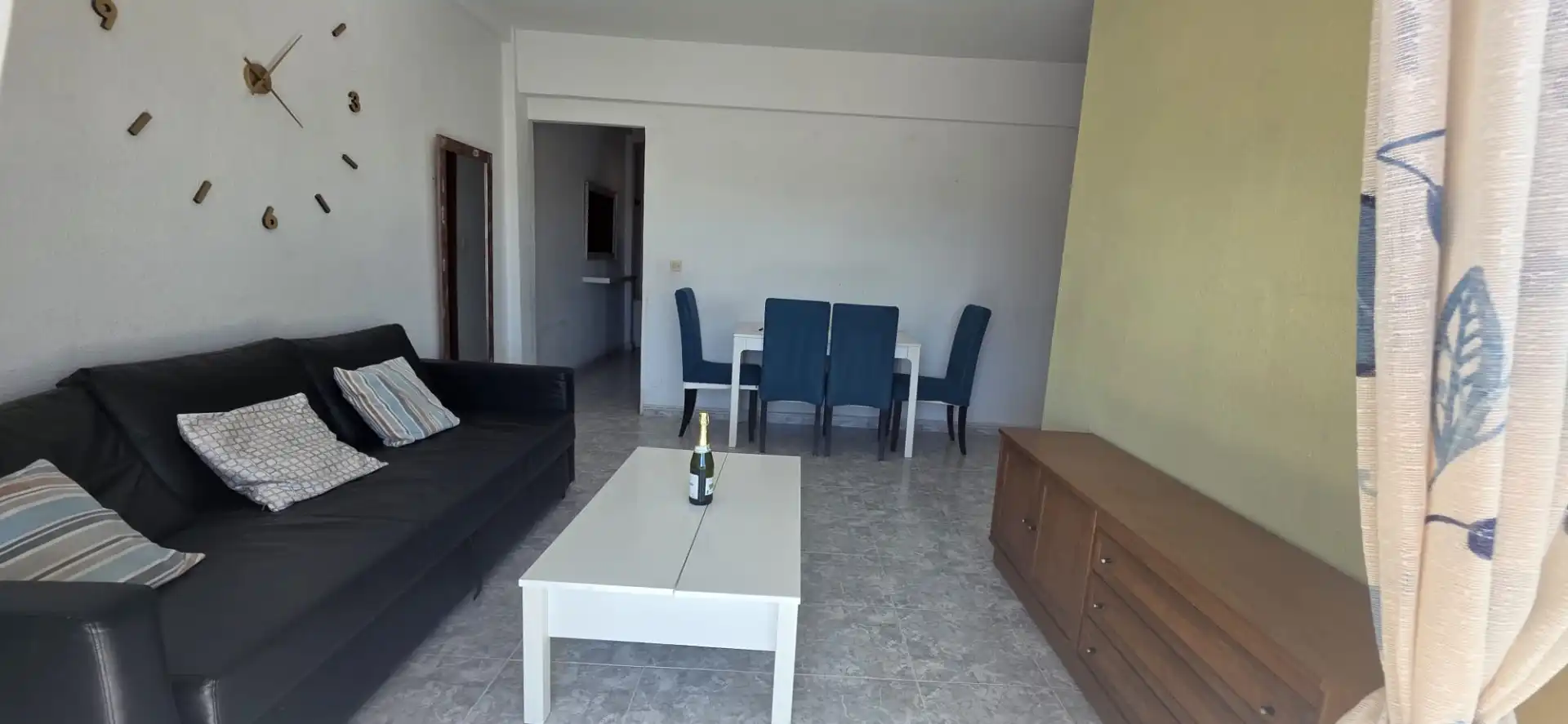 Sala de estar de Piso en venta en Marbella con Terraza, Horno y Lavadora