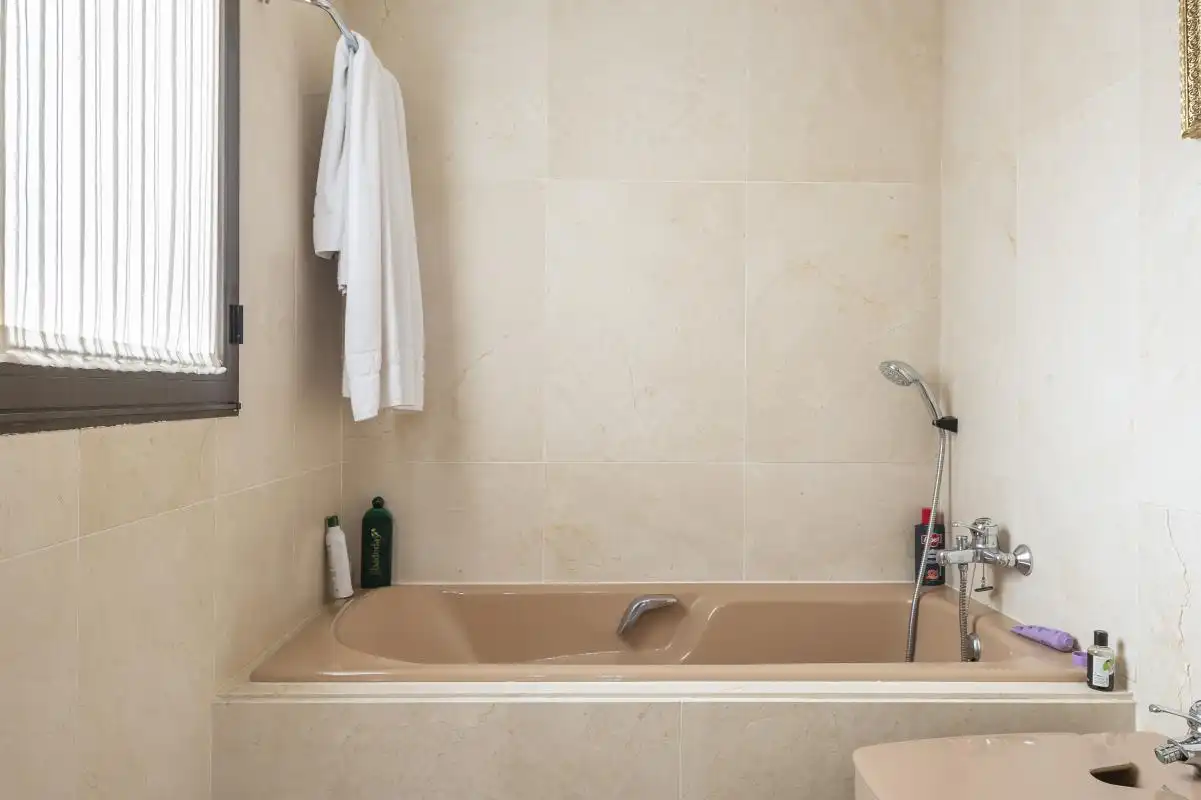 Baño de Casa adosada en venta en Madrid con Aire acondicionado, Calefacción y Jardín privado