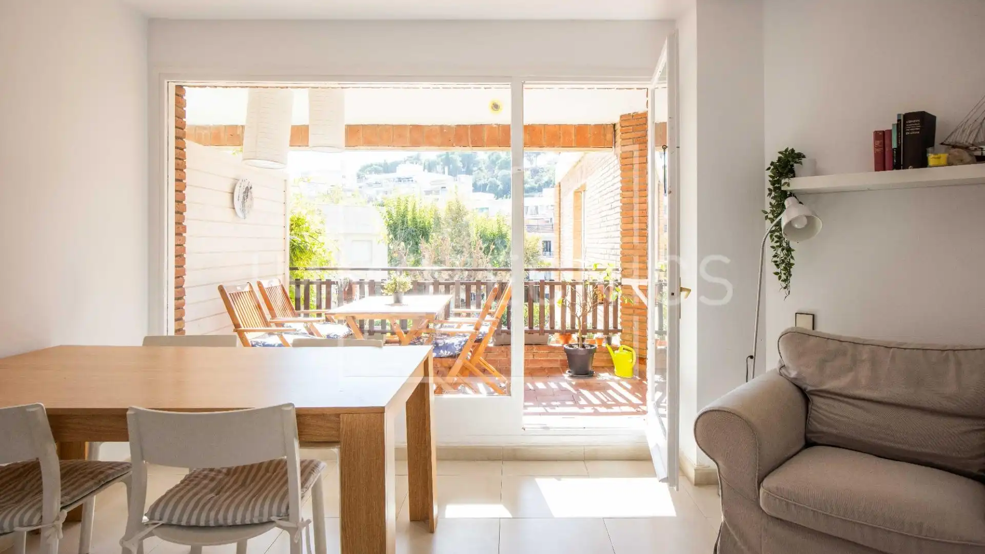 Vista exterior de Pis en venda en Caldes d'Estrac amb Jardí privat, Terrassa i Balcó