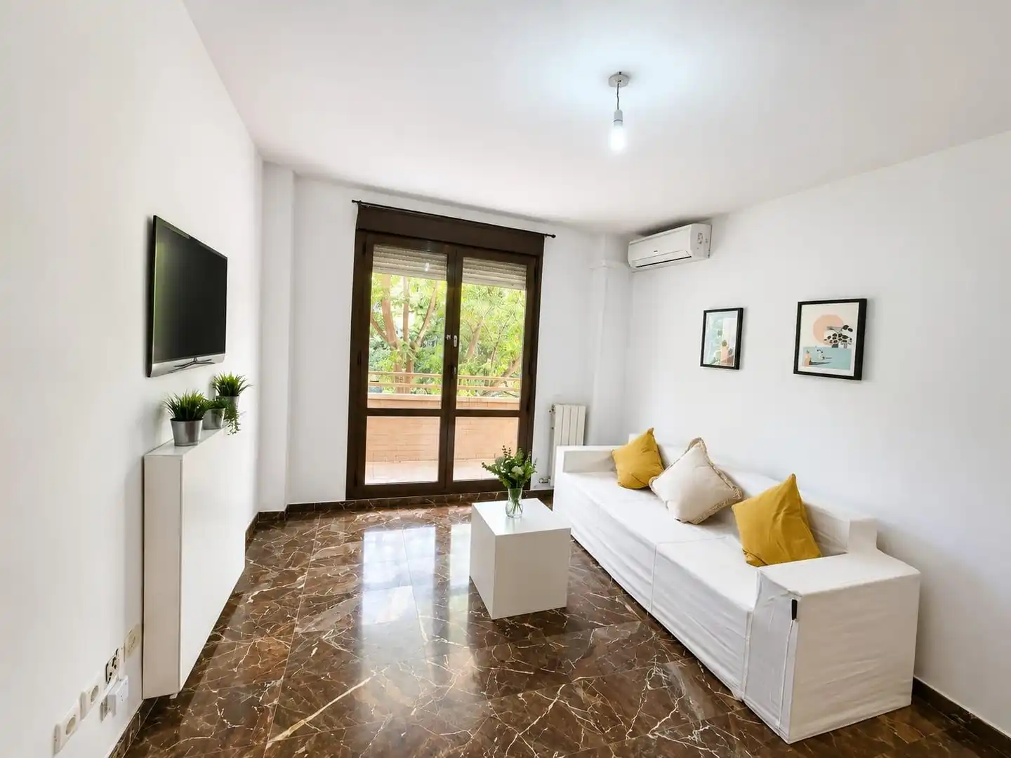 Living room of Flat for sale in Zaragoza  with Air Conditioner, Heating and Balcony