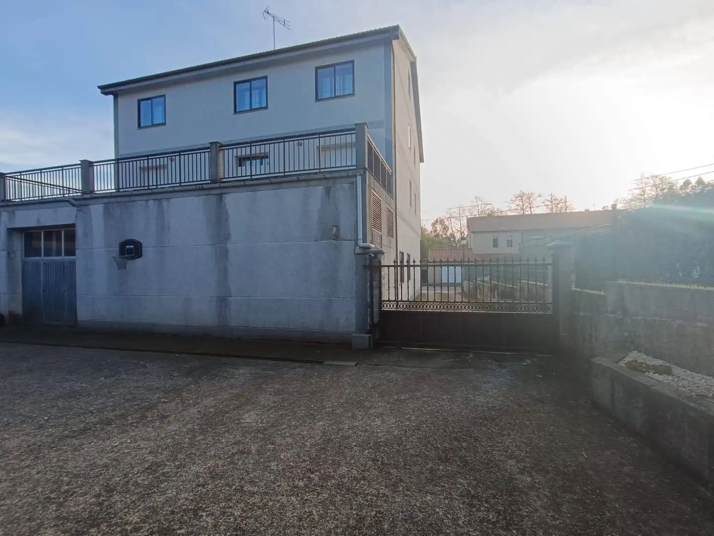 Außenansicht von Wohnung zum Verkauf in Touro mit Privatgarten, Terrasse und Abstellraum
