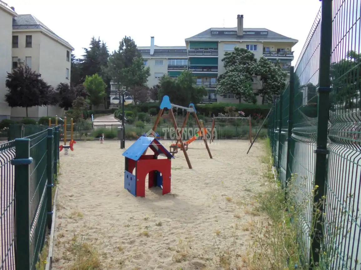 Aparcament de Pis en venda en Collado Villalba amb Calefacció, Terrassa i Piscina comunitària