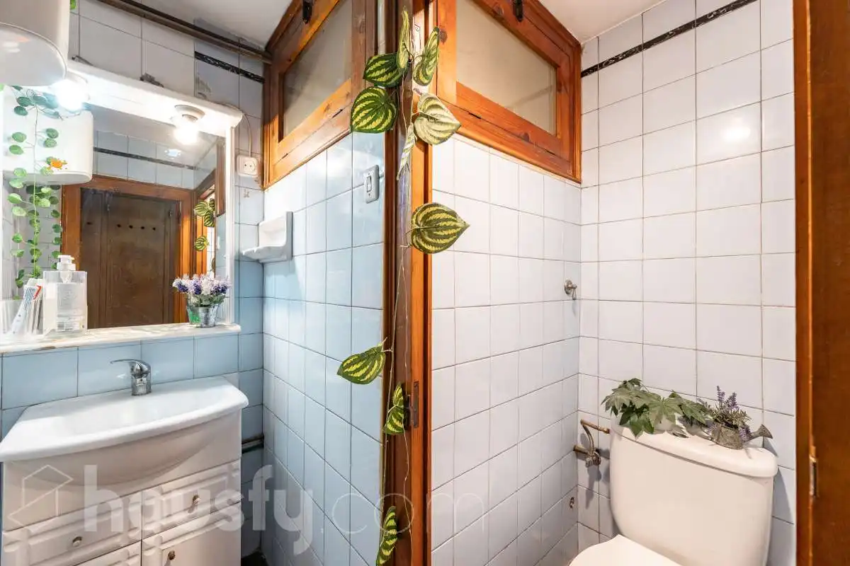 Bathroom of Commercial properties for sale in Barcelona  with Air Conditioner and Furnished