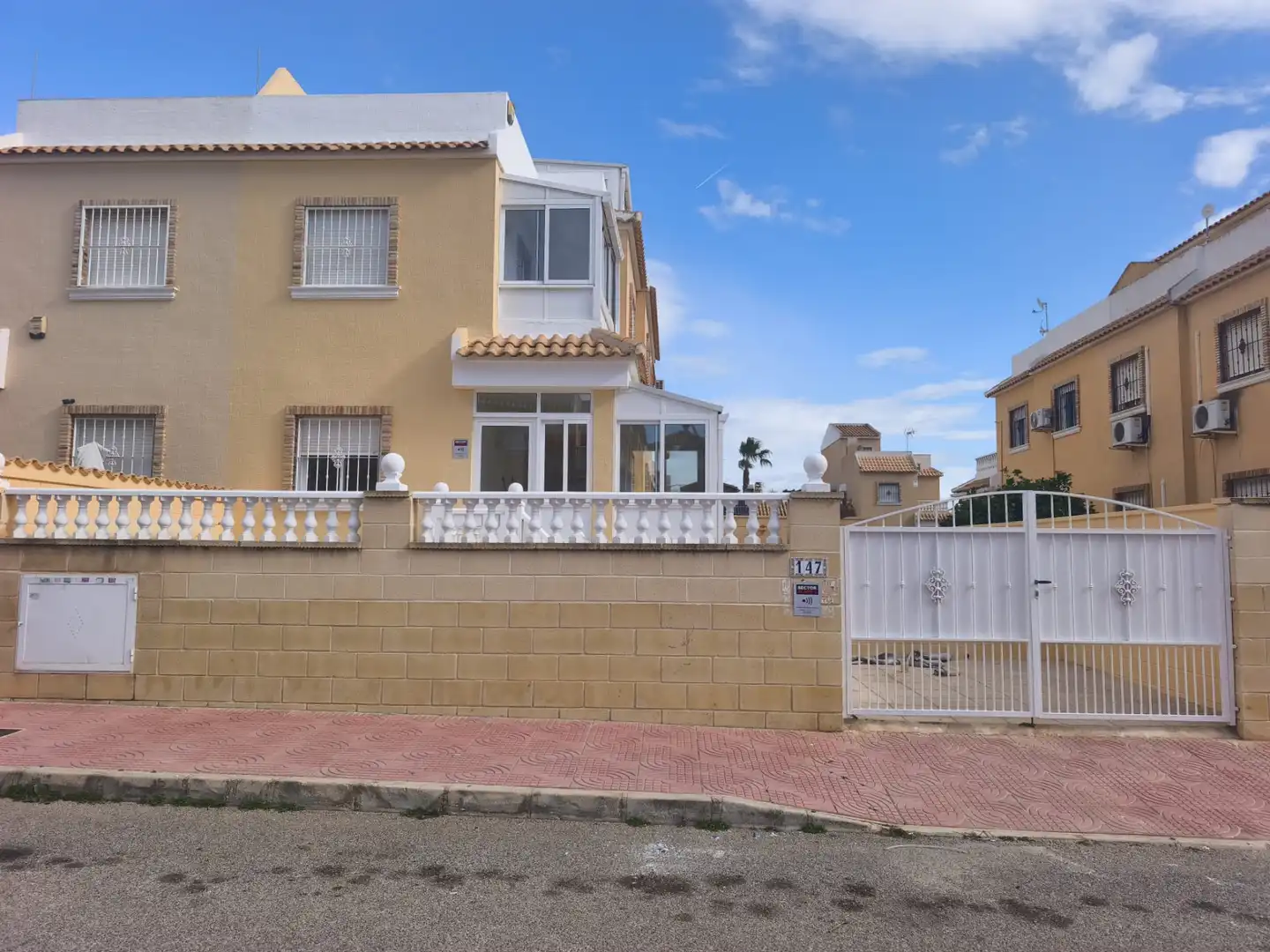 Vista exterior de Casa o xalet en venda en Rojales amb Jardí privat, Terrassa i Piscina