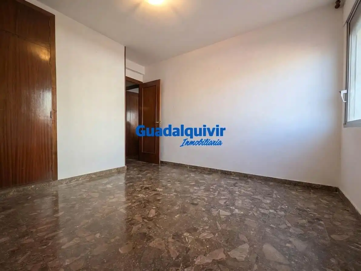 Habitación de Piso en venta en Sevilla con Aire acondicionado, Terraza y Trastero