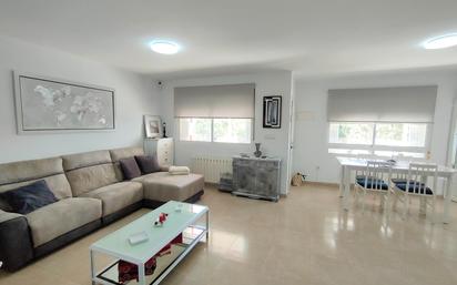 Sala d'estar de Casa adosada en venda en Turís amb Calefacció, Terrassa i Balcó