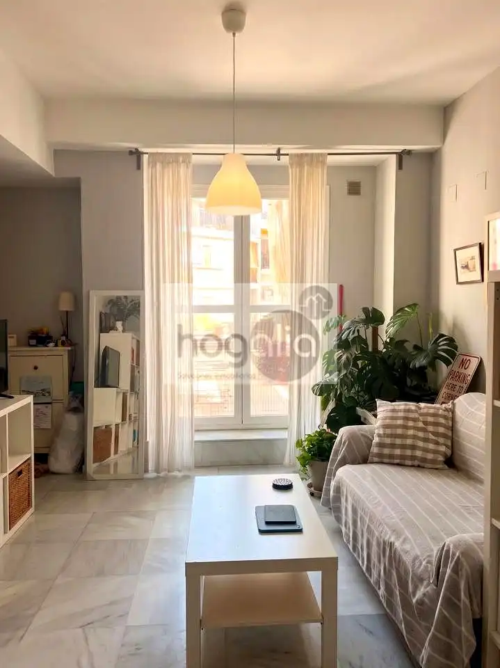 Living room of Flat for rent in Sevilla  with Air Conditioner, Terrace and Furnished