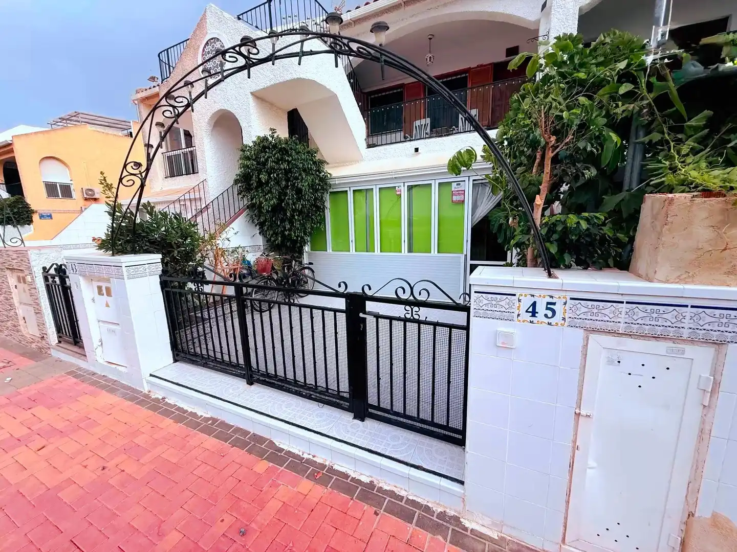 Vista exterior de Casa adosada en venta en Los Alcázares con Aire acondicionado y Alarma