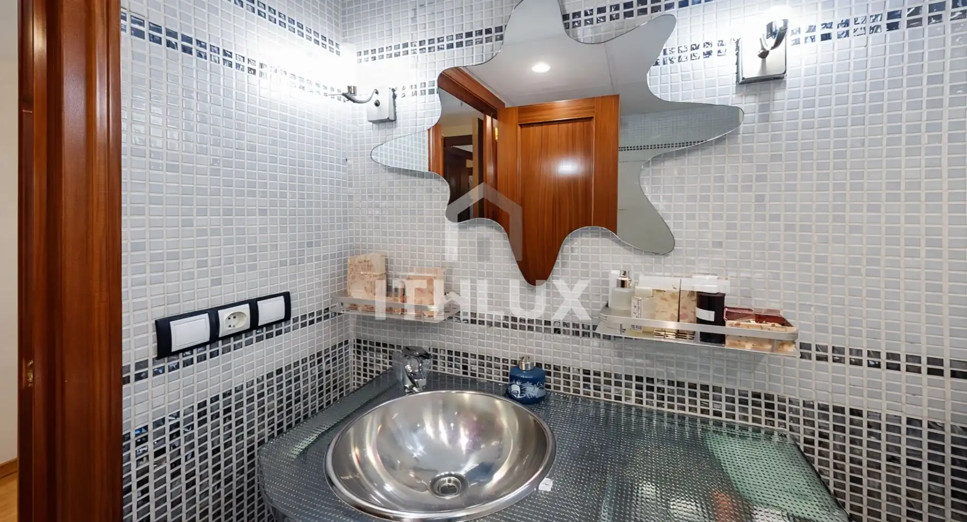 Bathroom of Flat for sale in Sevilla  with Air Conditioner and Terrace
