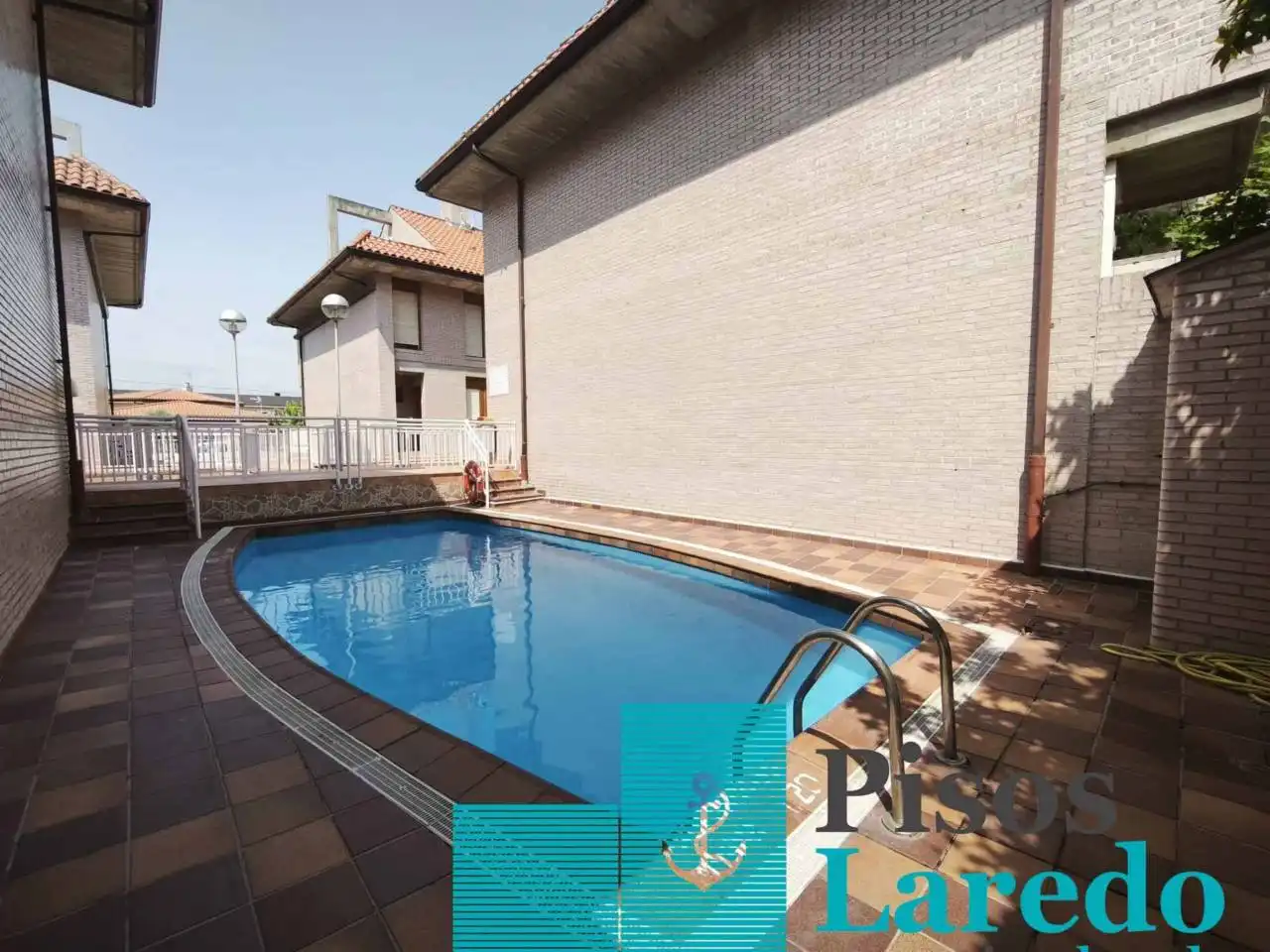 Schwimmbecken von Maisonette zum Verkauf in Laredo mit Heizung, Parkett und Terrasse