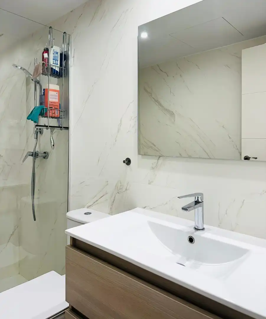Badezimmer von Wohnung zum Verkauf in Estepona mit Terrasse, Abstellraum und Ofen