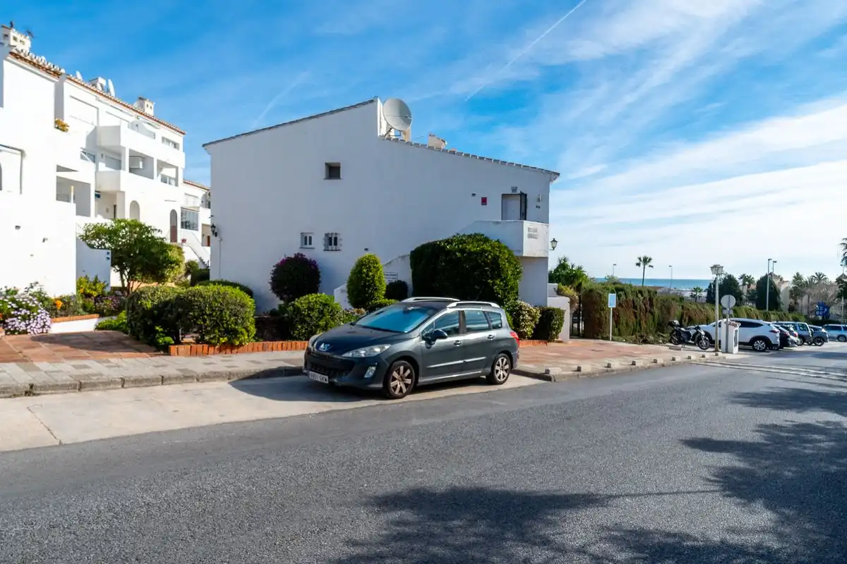 Vista exterior de Pis en venda en Mijas amb Aire condicionat, Calefacció i Jardí privat