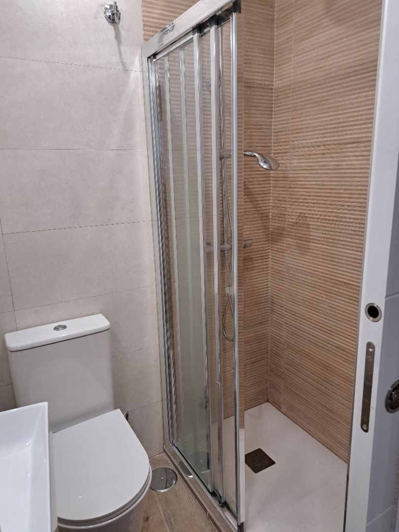 Bany de Pis per a compartir en  Madrid Capital amb Aire condicionat, Moblat i Forn