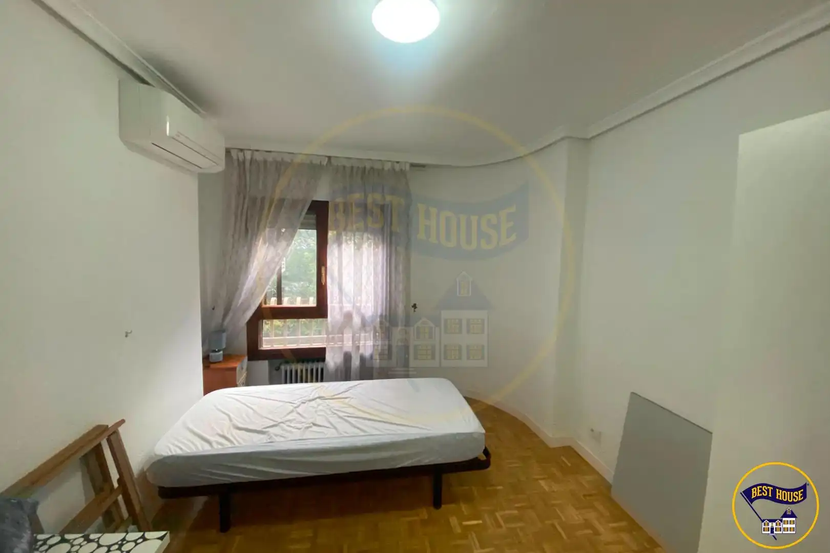 Bedroom of Flat for share in Cuenca  with Air Conditioner, Heating and Parquet flooring