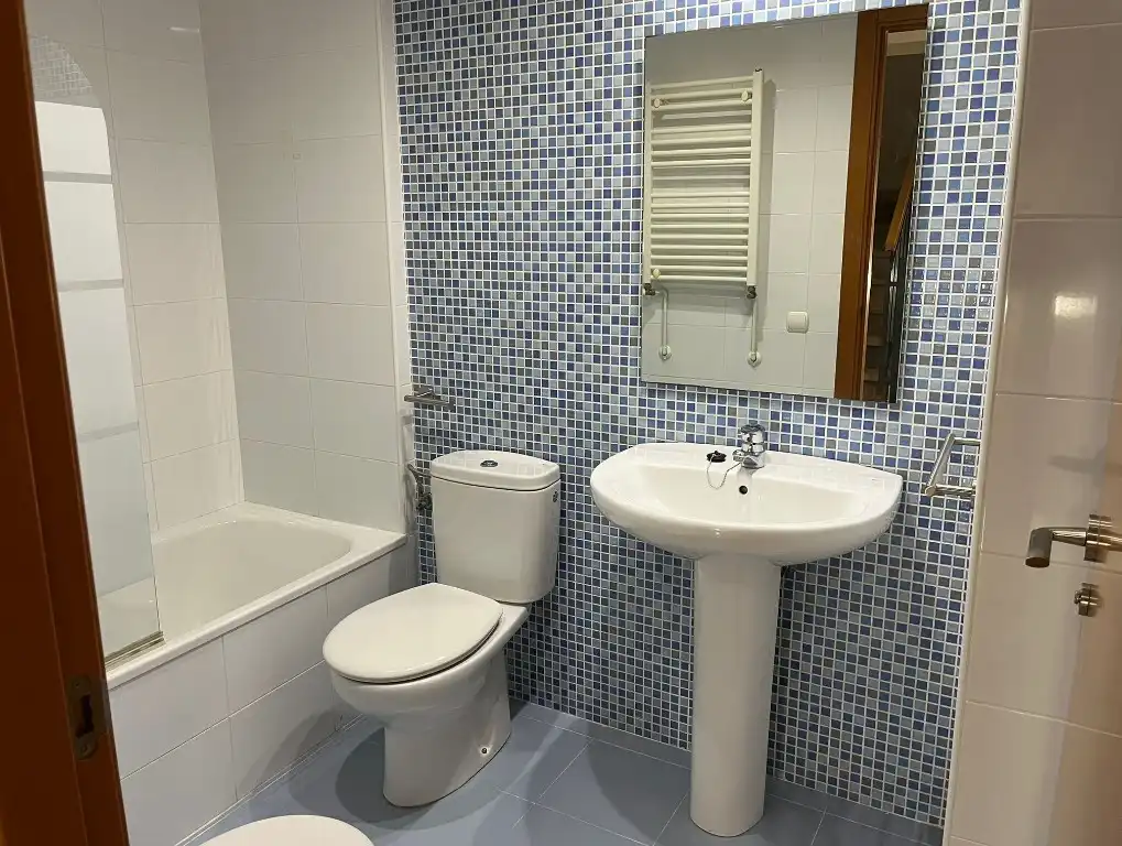 Badezimmer von Einfamilien-Reihenhaus zur Miete in Alcàsser mit Klimaanlage, Heizung und Terrasse