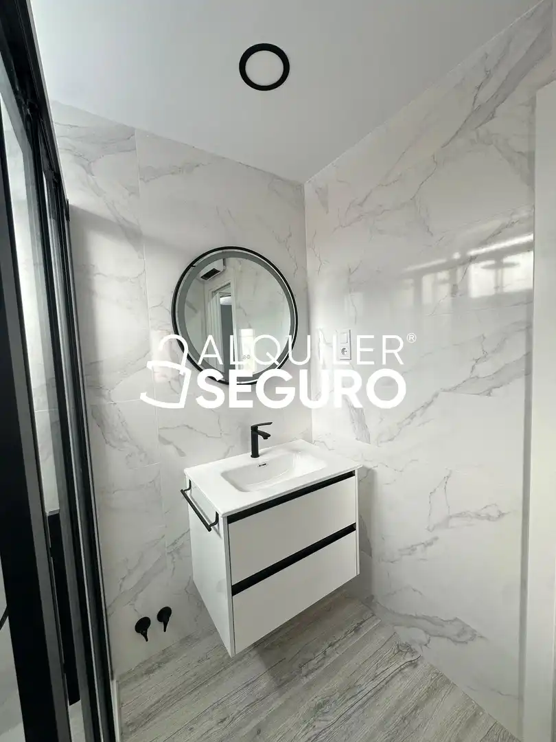 Bathroom of Flat for rent in Madrid  with Heating