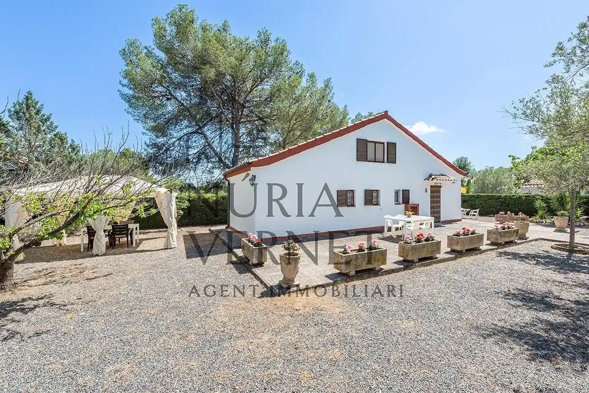 Vista exterior de Finca rústica en venda en Les Borges del Camp amb Piscina comunitària