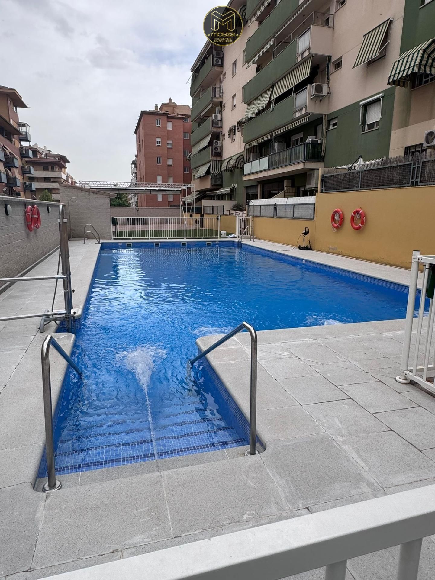 Piscina de Pis en venda en  Jaén Capital amb Aire condicionat, Terrassa i Traster