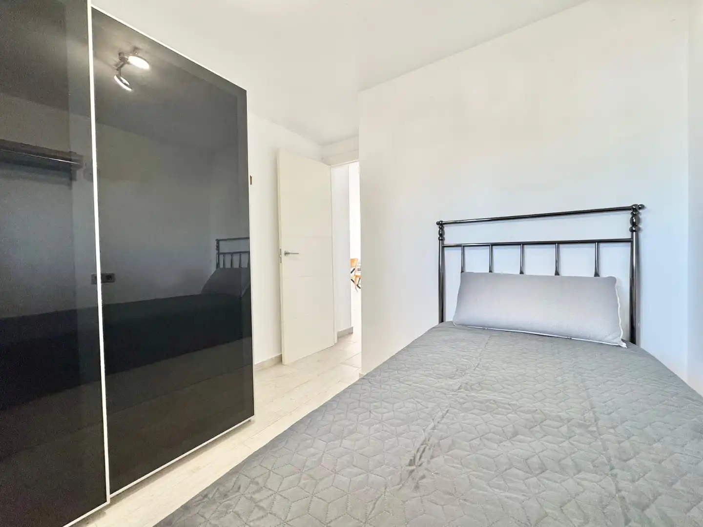 Dormitori de Apartament de lloguer en Torrevieja amb Piscina, Moblat i Rentadora