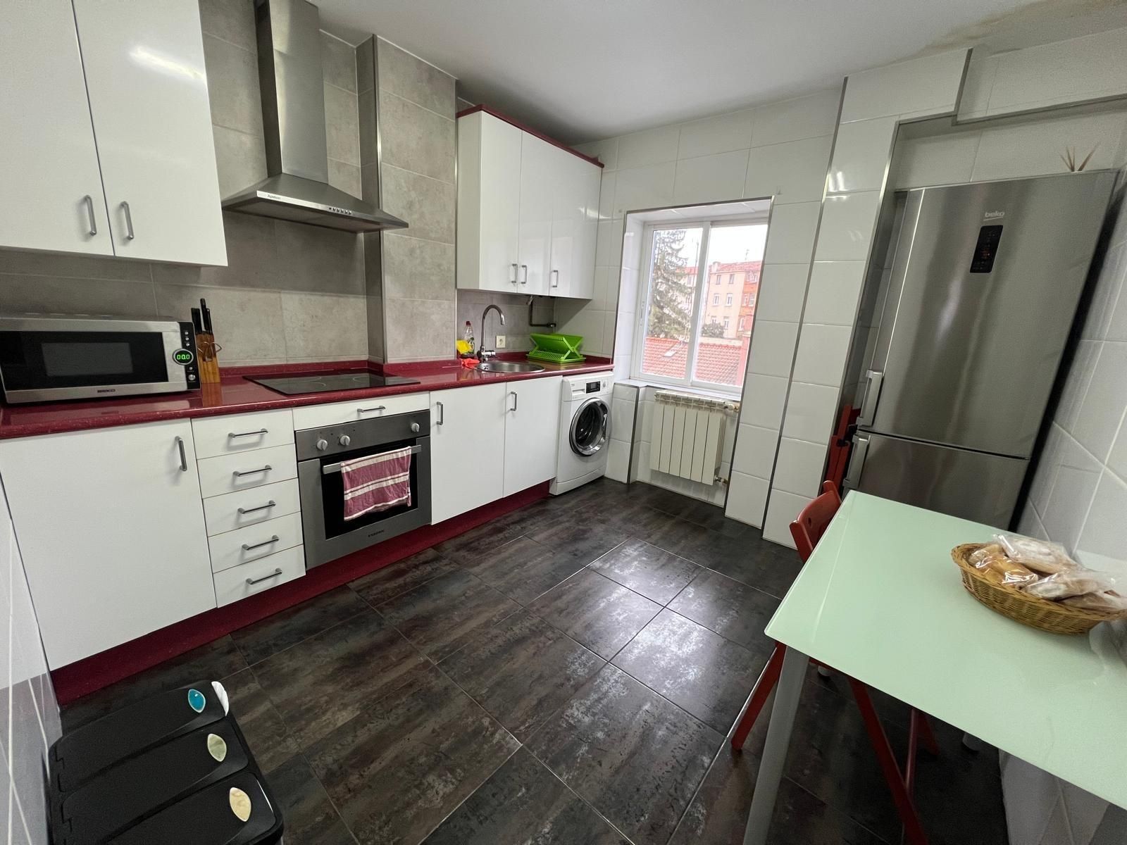 Cuina de Apartament en venda en Burgos Capital amb Calefacció, Terrassa i Balcó