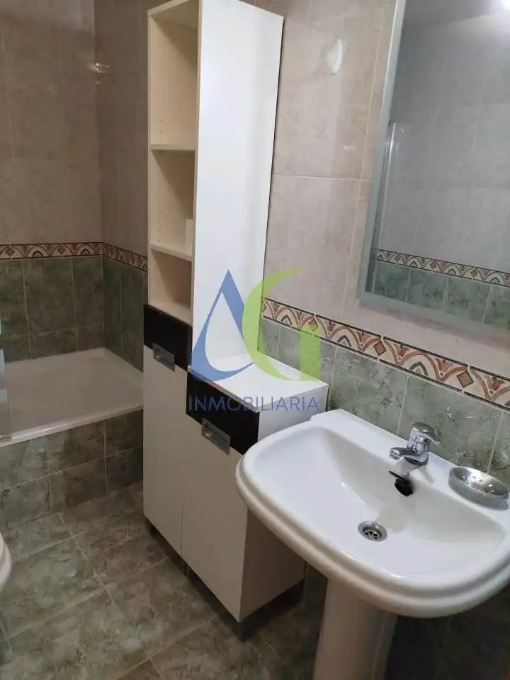 Bany de Apartament de lloguer en Villaquilambre amb Calefacció, Parquet i Traster