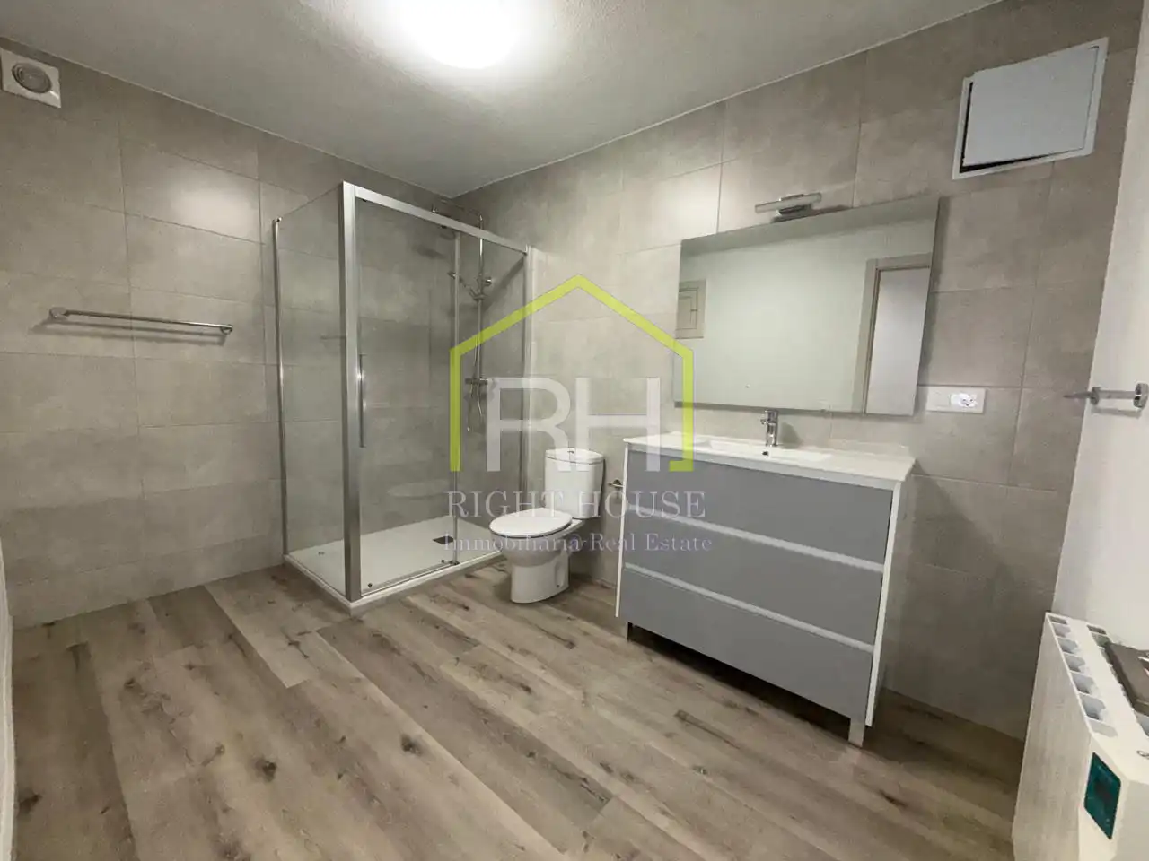 Badezimmer von Wohnung zur Miete in Andorra la Vella mit Heizung, Parkett und Ofen
