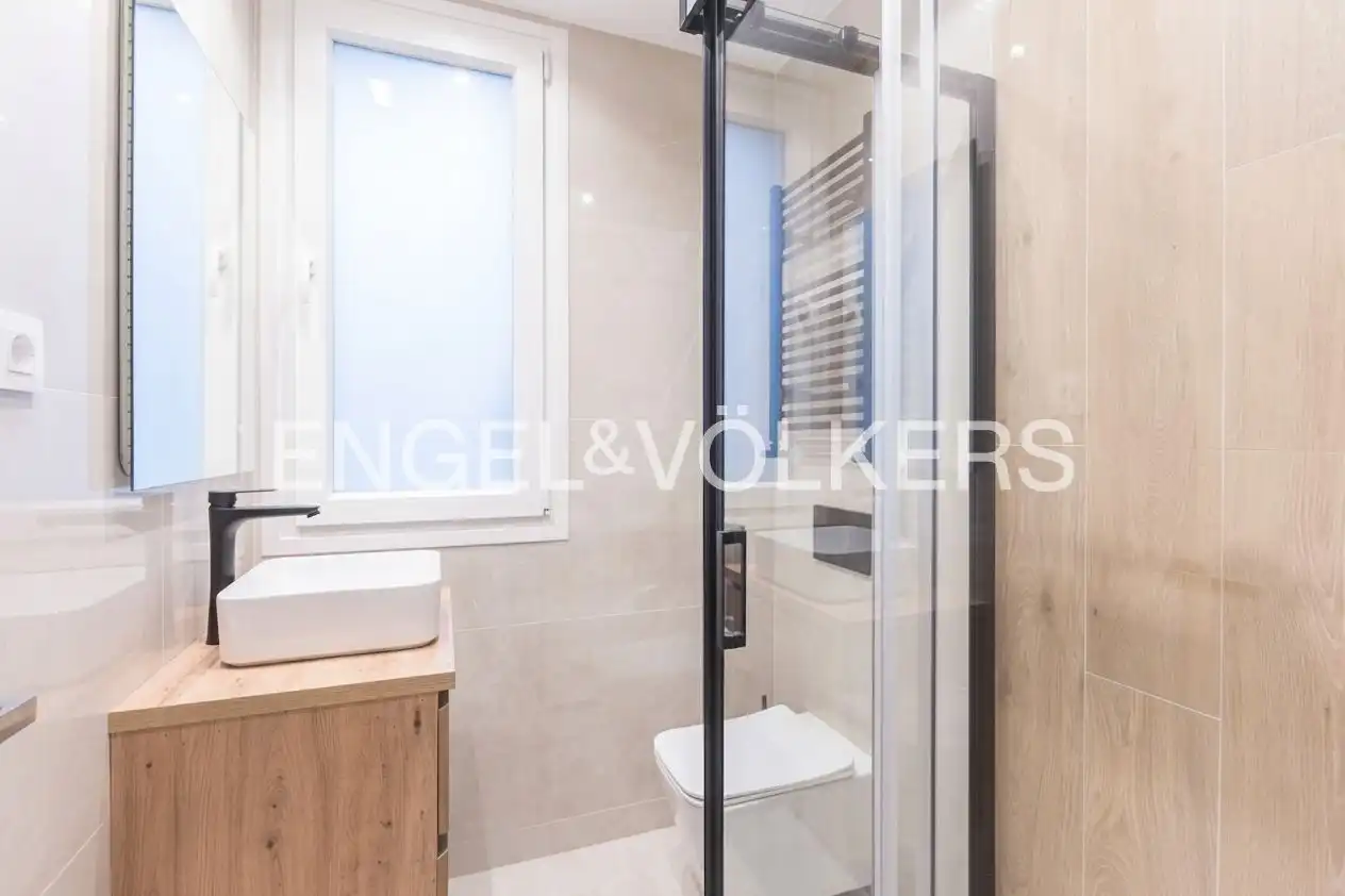 Bathroom of Flat for sale in Madrid  with Air Conditioner, Heating and Parquet flooring