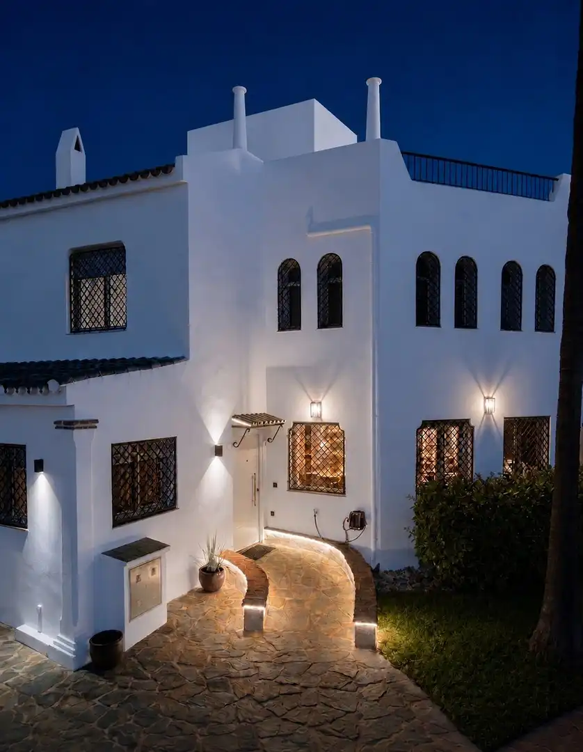 Vista exterior de Casa adosada en venda en Marbella amb Aire condicionat, Terrassa i Piscina